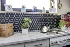 Hexagonale Sechseck Mosaik Fliese Keramik schwarz glänzend Duschrückwand Fliesenspiegel Küchenwand Bad - MOS11B-0302