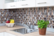 Piastrella di mosaico dipinta a mano Backsplash di piastrelle Traslucido beige marrone Mosaico di vetro multiformato Pietra di cristallo EP beige marrone MOS88-1220_m