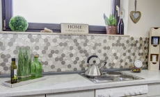 Piastrella di mosaico dipinta a mano Backsplash di piastrelle grigio chiaro traslucido Mosaico di vetro esagonale Pietra di cristallo 3D grigio chiaro MOS11D-44_m