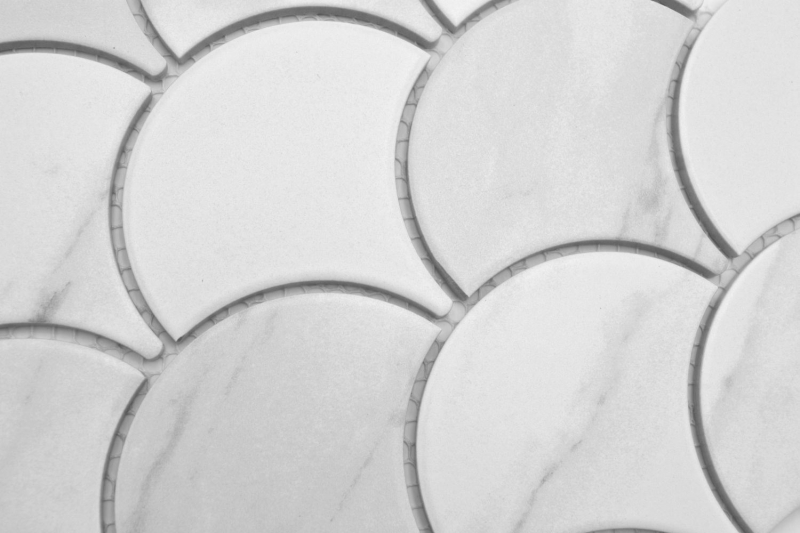 Keramik Mosaik Fächer Cararra Fischschuppen weiß grau matt MOS13-FS0102