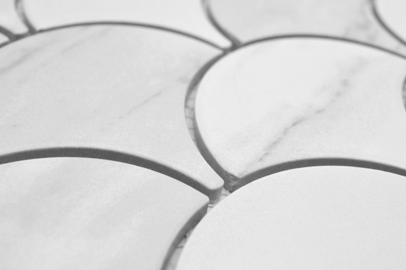 Ventaglio in mosaico di ceramica dipinto a mano Cararra a squame di pesce bianco grigio opaco MOS13-FS0102_m