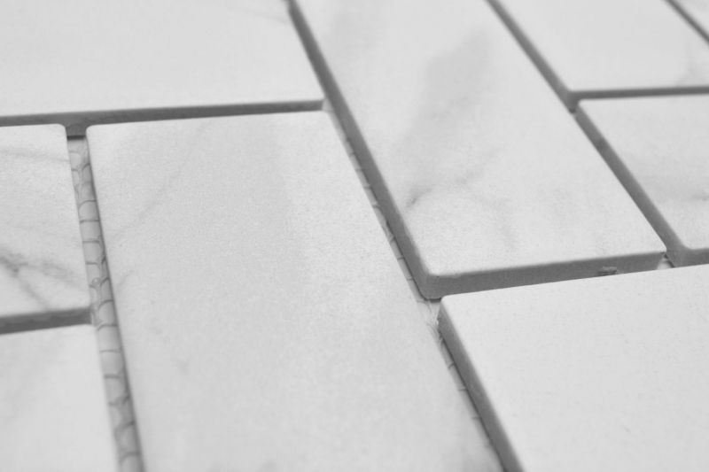 Échantillon manuel de carreaux de mosaïque céramique à chevrons Carrara blanc gris mat MOS24-1102_m