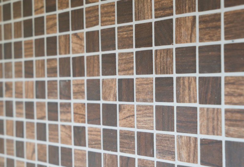 Piastrella di mosaico campione a mano ECO Recycling GLAS ECO texture legno marrone scuro MOS63-410_m