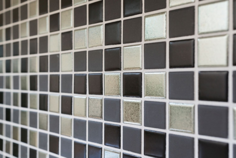 Campione a mano di piastrelle a mosaico in ceramica nero argento antracite cromo per lalzatina della cucina MOS18-0317_m
