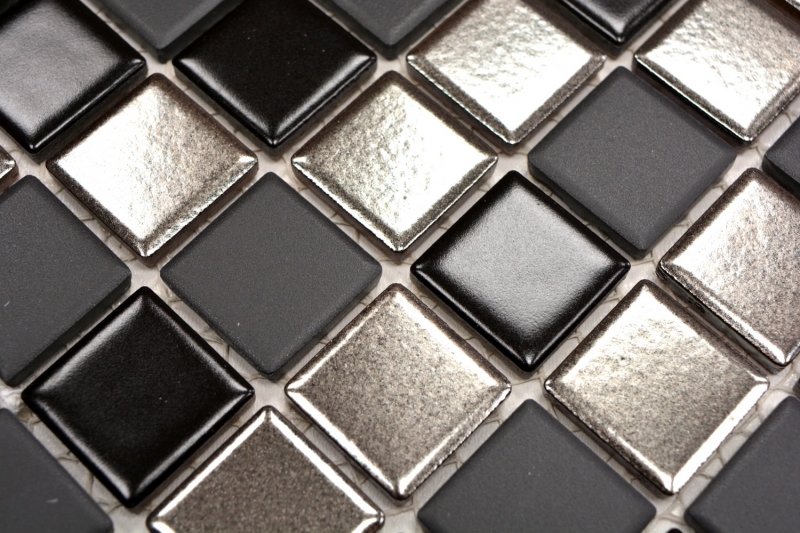 Campione a mano di piastrelle a mosaico in ceramica nero argento antracite cromo per lalzatina della cucina MOS18-0317_m