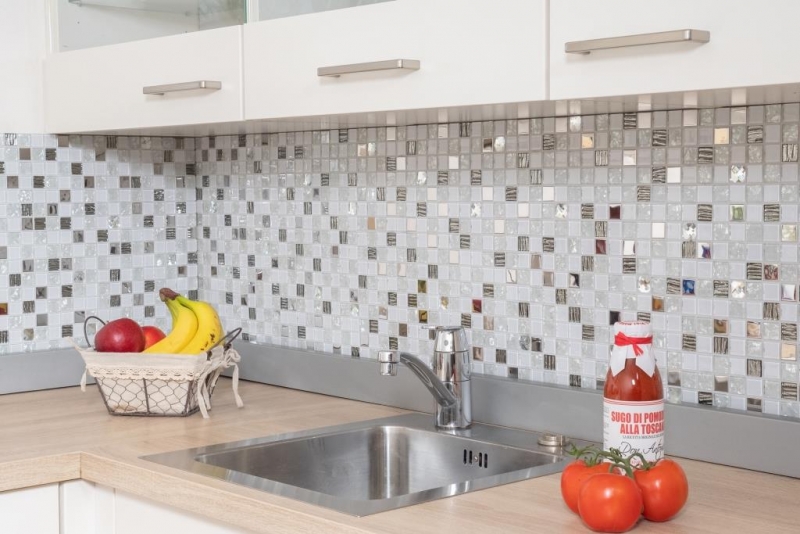 Piastrella di mosaico dipinta a mano Backsplash di piastrelle Acciaio inox traslucido bianco Mosaico di vetro Acciaio cristallo bianco Vetro MOS63-CM-424_m