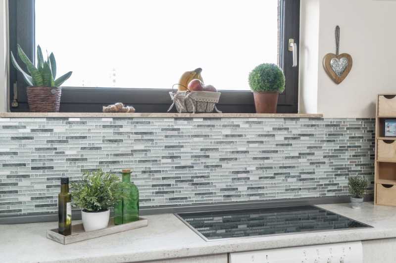 Piastrella di mosaico campione a mano Piastrella specchio traslucido acciaio inox chiaro grigio argento mosaico di vetro composito Acciaio cristallo chiaro grigio argento MOS87-MV698_m