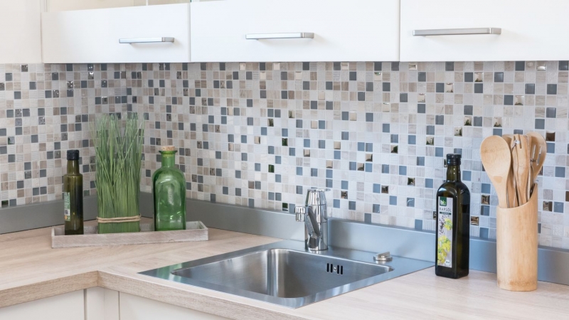 Piastrella di mosaico dipinta a mano Backsplash di piastrelle Traslucido grigio chiaro argento Mosaico di vetro Pietra di cristallo EP grigio chiaro argento MOS92-HQ20_m