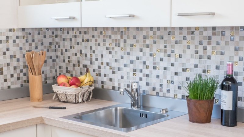 Piastrella di mosaico dipinta a mano Backsplash di piastrelle Traslucido grigio chiaro oro Mosaico di vetro Pietra di cristallo EP grigio chiaro oro MOS83-HQ22_m