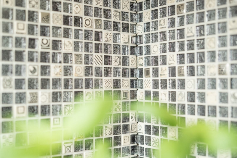 Piastrella di mosaico dipinta a mano Backsplash di piastrelle Traslucido bianco argento nero Mosaico di vetro Pietra di cristallo bianco argento nero struttura MOS92-Z02EU_m