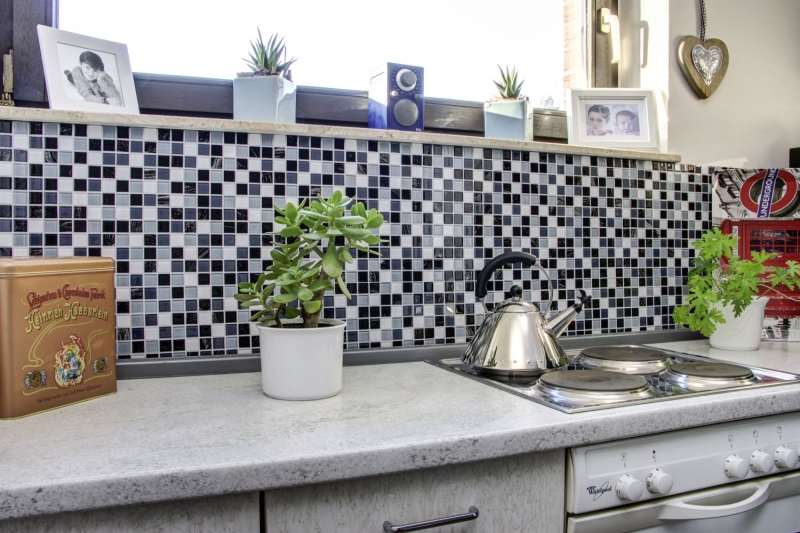 Mosaico a mano Piastrella backsplash autoadesivo Traslucido bianco grigio nero Mosaico di vetro Cristallo grigio nero bianco pulire MOS200-4CM28_m